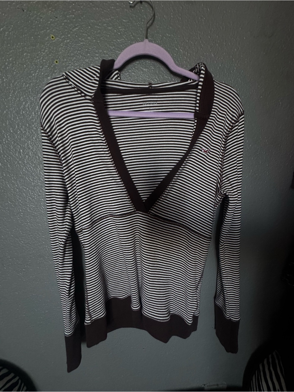 HOLLISTER Striped V-Neck Hooded Women's Sweater - Dark Brown & White